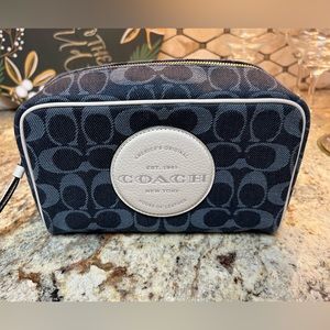 Travel pouch with Top zipper and slide inner pocket.